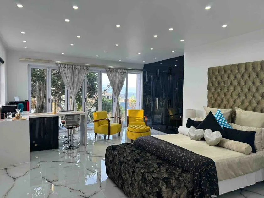 “ Posh Spot”Apartment only bookings of 3-5 guests - Image 1