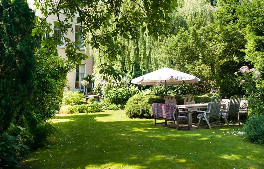 Private realm in glorious garden - Image 1