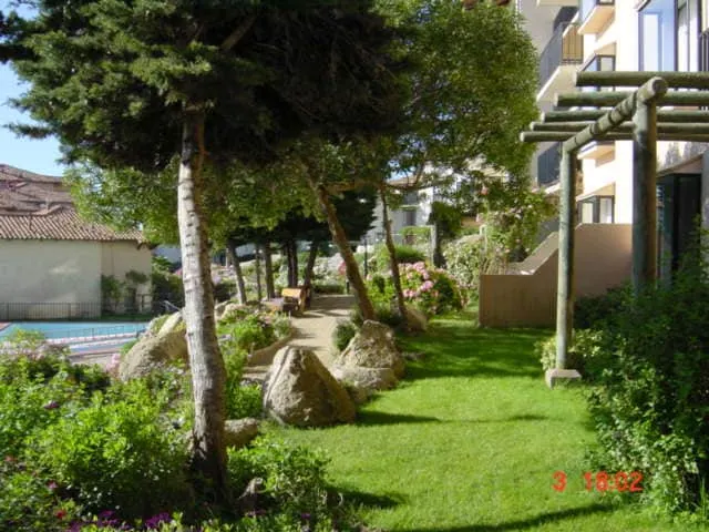 Beach, gardens in condominium, apartment - Image 1