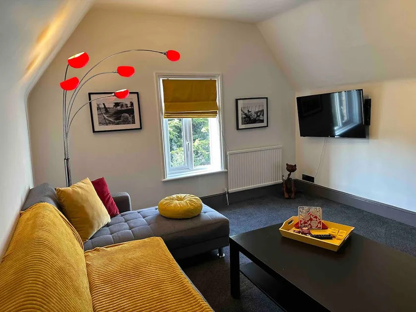 Green Corner Villa - Walls Hill - Cosy Luxury Apartment in Central Torquay with Free Parking & EV - Image 1