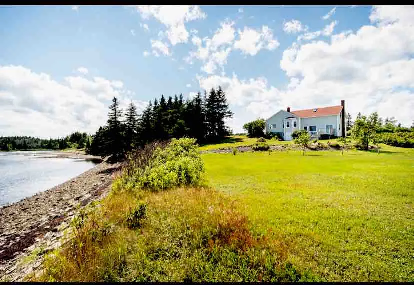 Beautiful country home with 700m of Atlantic beach - Image 1
