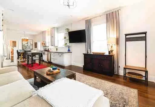 HGTV Remodel Luxury 2BR 2.5BTH Downtown - Image 1