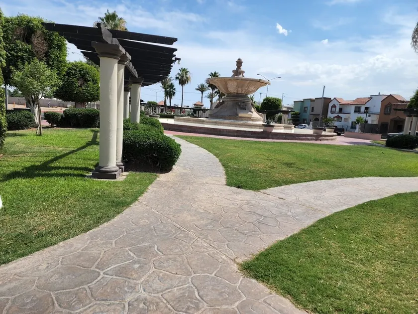 Sevilla house in front of a park - Image 1