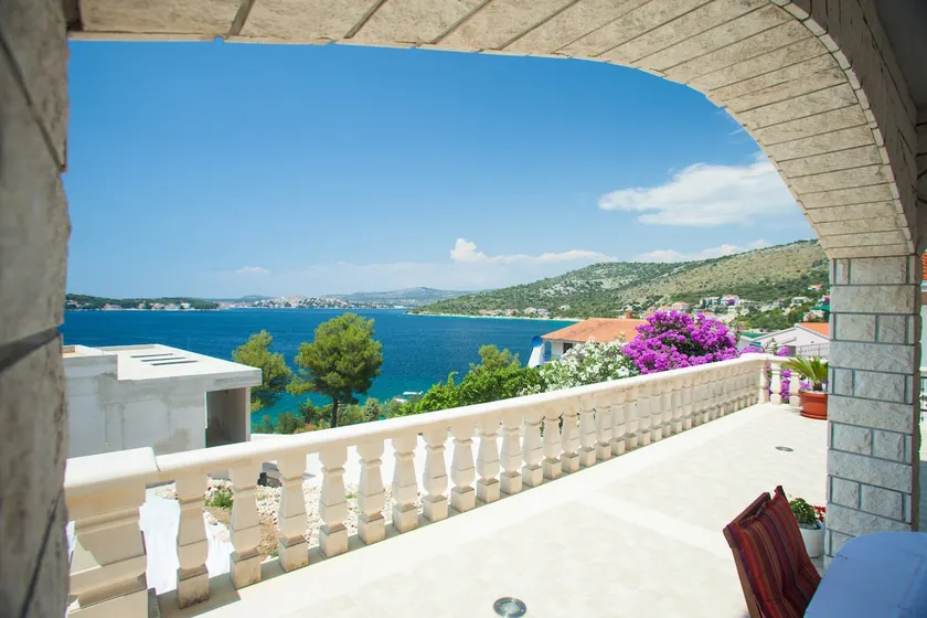 Seaview apartment 2 with beach path - Image 1