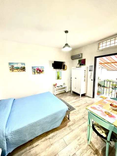 Apartment with sea garden - Image 1
