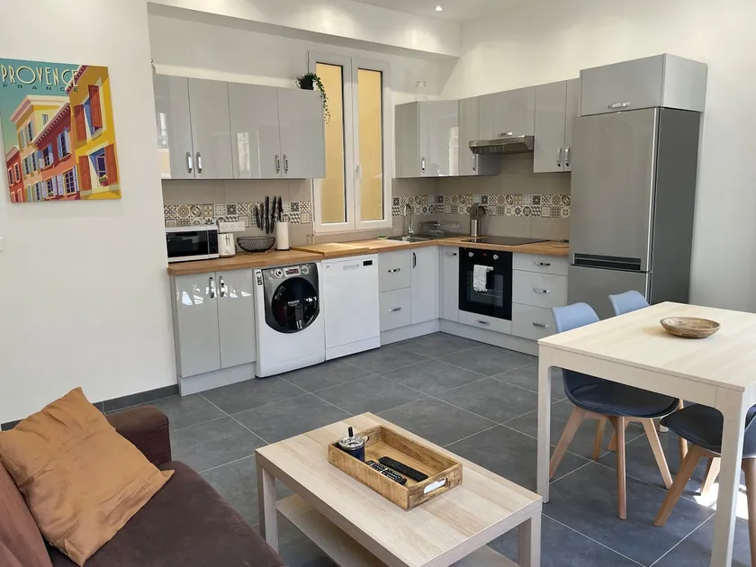 Renovated 2-room 40 m² apartment, Port de Nice - Image 1
