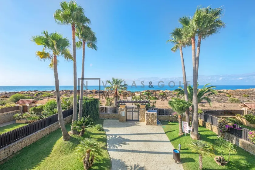 Large Penthouse with a Sea View, 1st Line to the Beach, Bahía Marbella - Image 1