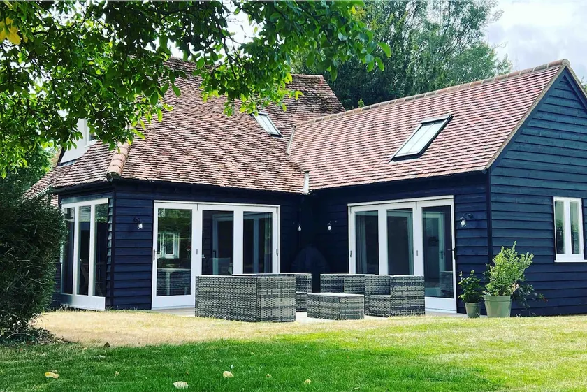 3 Ensuite Bedrooms, Large Garden and Private Drive - Image 1