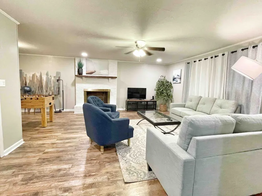 Corporate Stay: 3BR, Fire Pit & Fast WiFi - Image 1