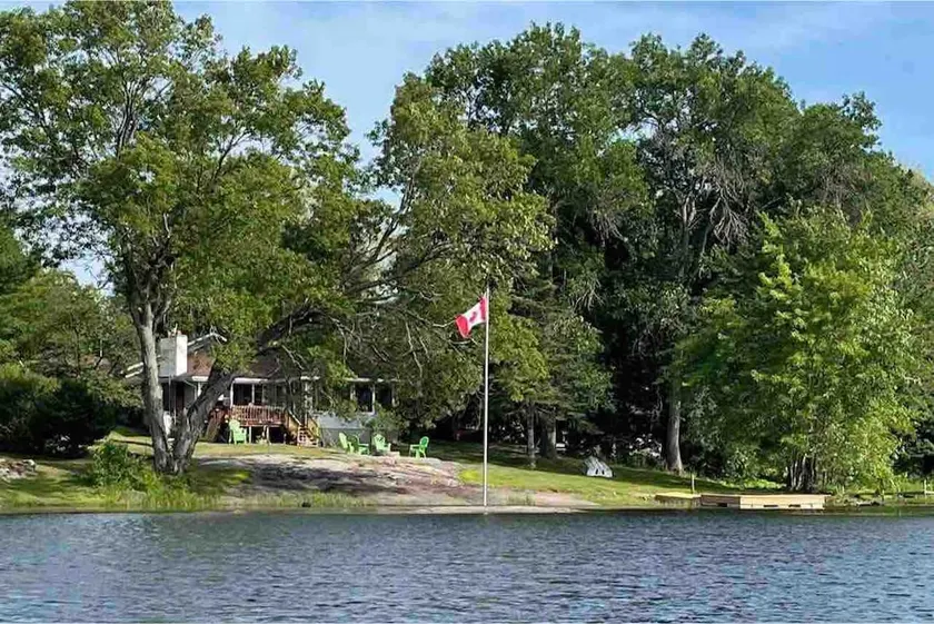 Beautiful 3 bedroom waterfront cottage w/ Hot Tub - Image 1