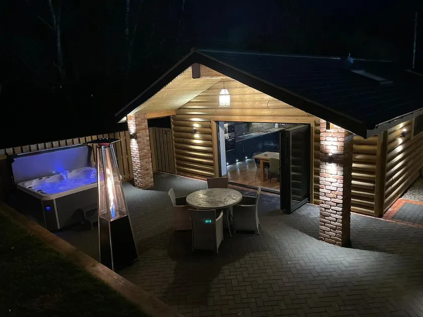 Stunning lodge with hottub in a rural setting - Image 1