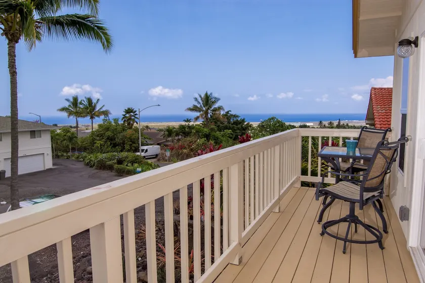 Modern Apartment with Ocean and Mountain Views - Image 1
