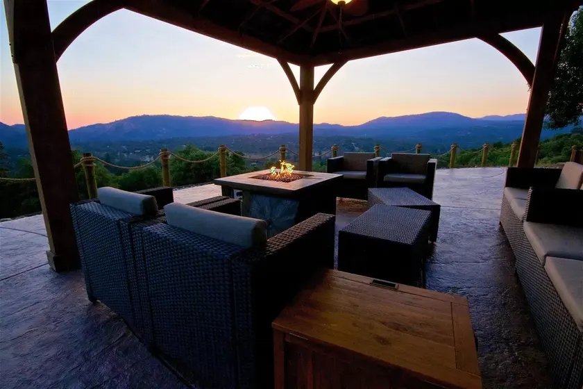 Views, Heated Endless Pool, Hot Tub, Game Room - Image 1