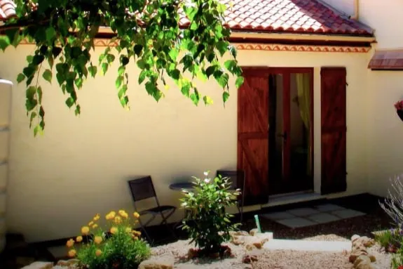 The Lodge, peacefully nestled in the countryside - Image 1