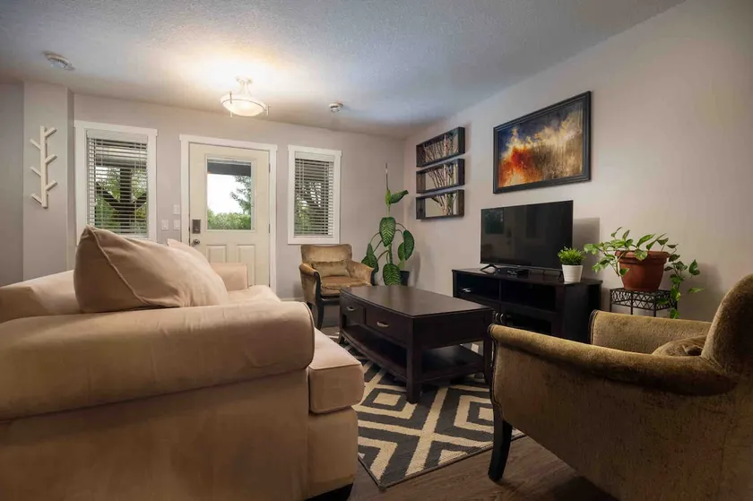 Muskeg Creek Suite close to Multiplex & AU - Image 1