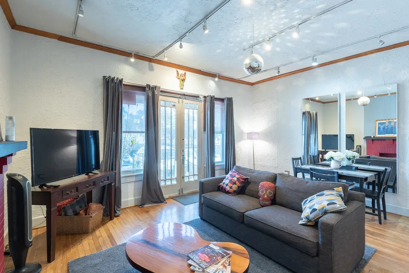 Delightful flat in the heart of Uptown/Oaklawn. - Image 1