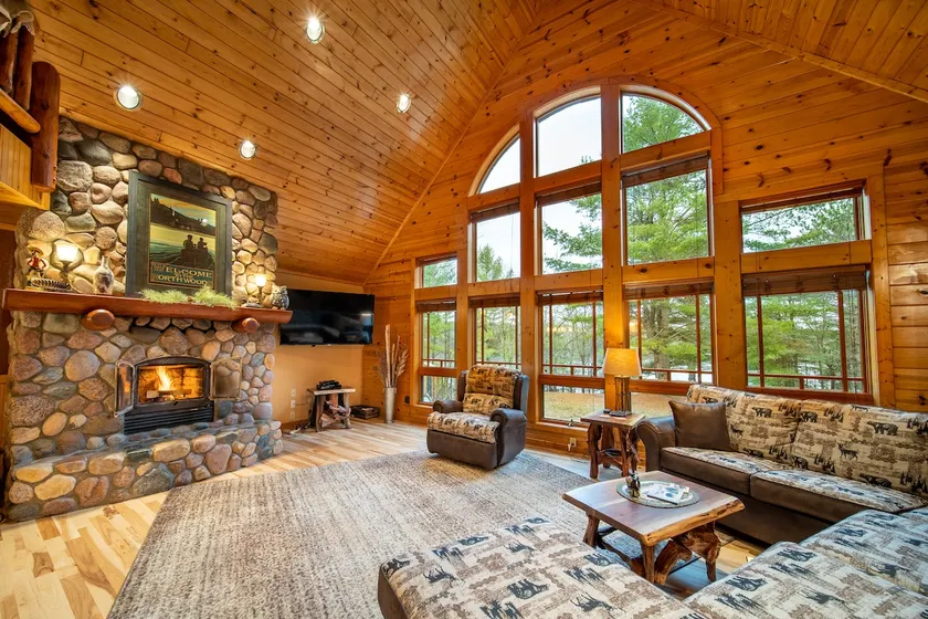 Spacious Lakefront Lodge, Kayaks/Canoes Included! Pet Friendly! - Image 1