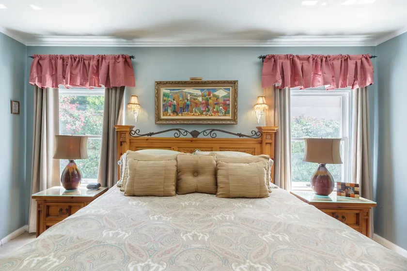 Beautiful Spanish Manor w/ Pool and Amazing location in Historic Carthay Circle - Image 1
