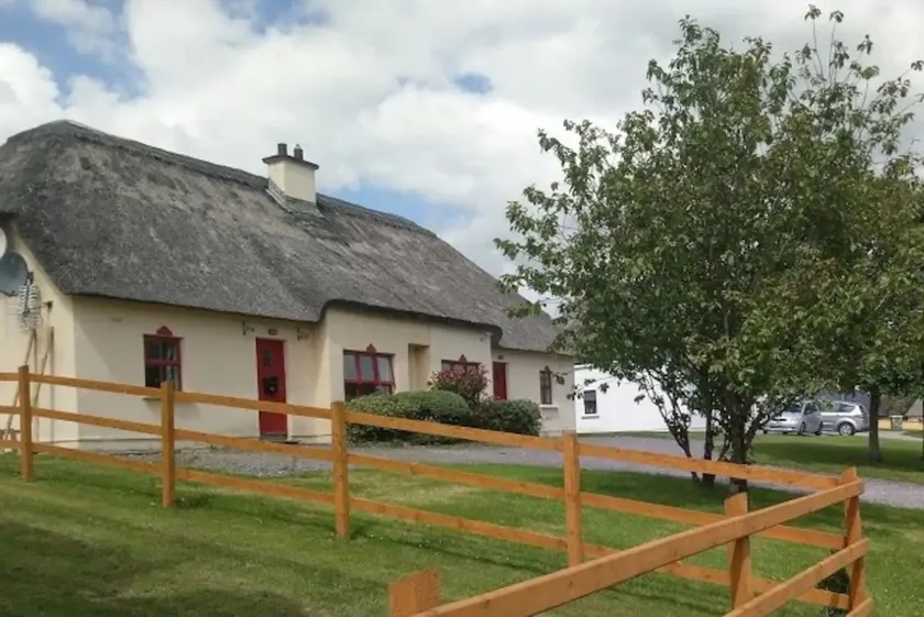 Traditional Cozy Thatched Cottage - 1.5km to Town - Image 1