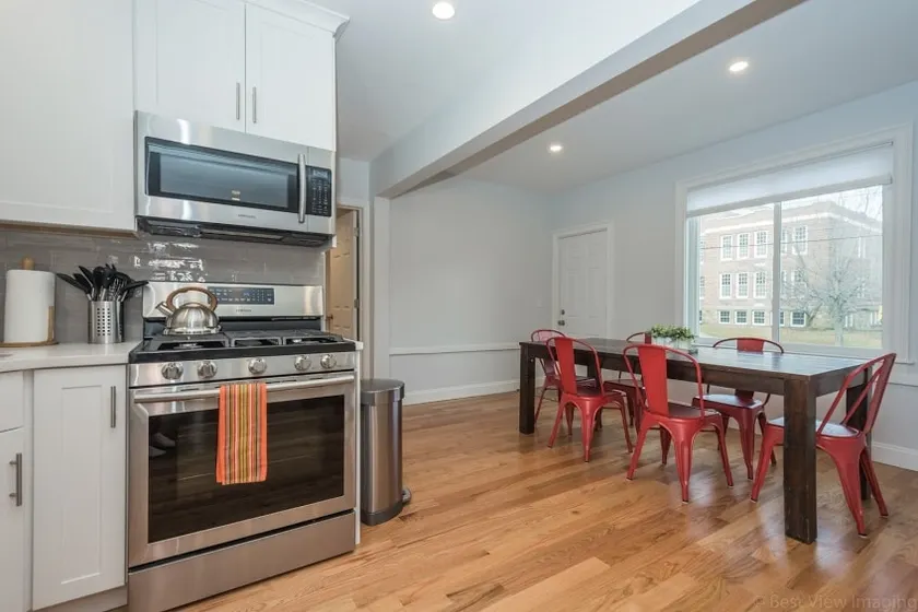 Luxury, Location, Privacy. Walk to train. Boston - Image 1