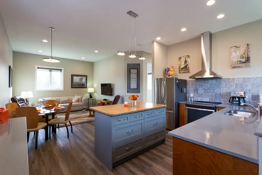 NW ..Carriage House 800 sq ft of private luxury - Image 1