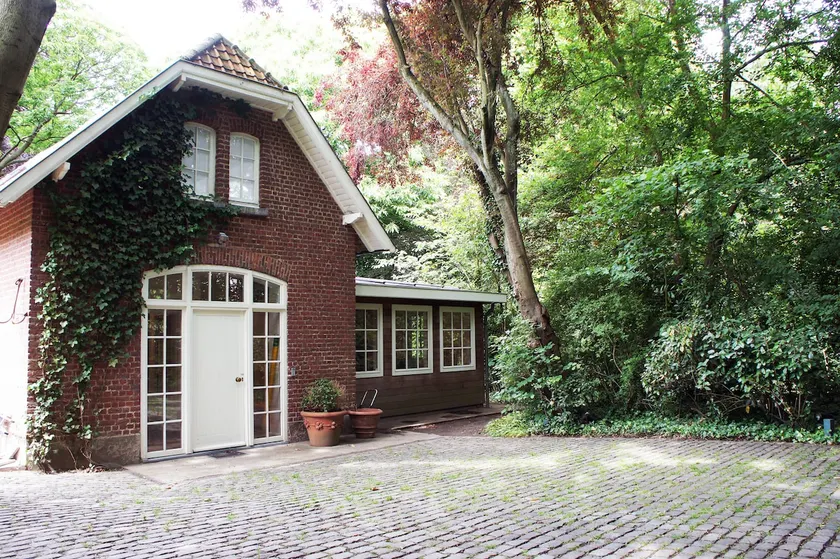 Charming cottage surrounded by greenery - Image 1