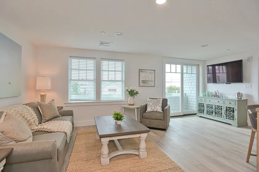 Luxury Ocean View Corner Condo (725S.F.) - Image 1