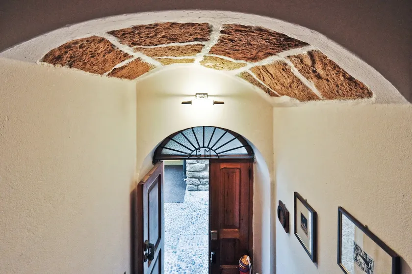 Inside the walls detached house overlooking the fig tree - Image 1