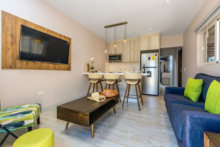 Luxurious Apt 1  Full Kitchen Across from Palm Beach - Image 1