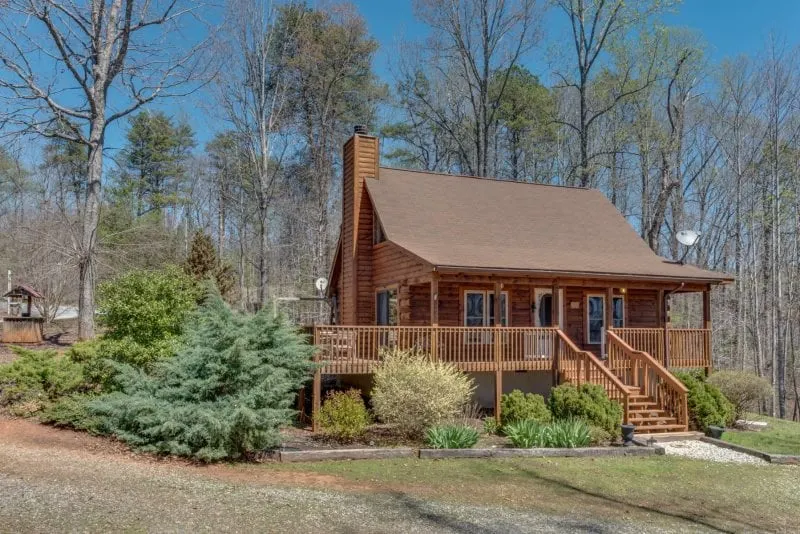 Horseshow Hideaway – Pet Friendly Cabin, 7 Minutes to TIEC - Image 1