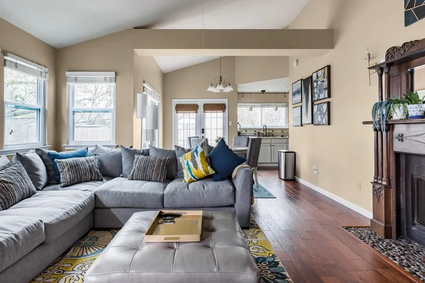 Stylish 2BR: 1 Gig WiFi, Fenced Yard, Domain - Image 1