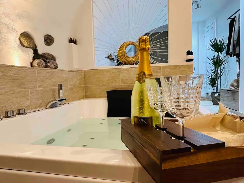 Le Bijou Secret Suite with Jacuzzi - Image 1