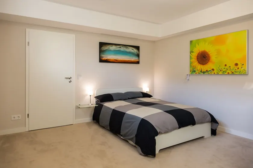 Modern room, private entrance/bathroom - Image 1