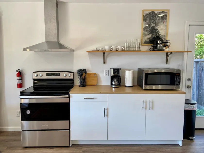 Spacious Bright Renovated | No guest service fees - Image 1