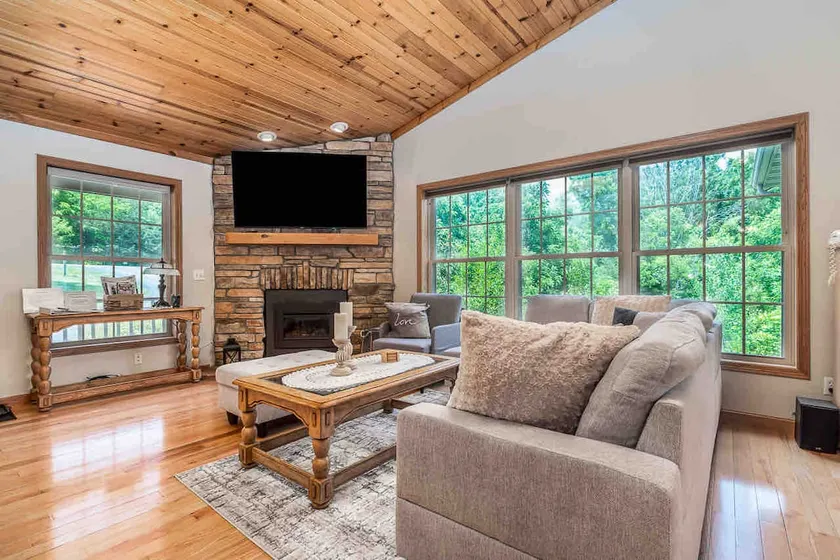 Sweet Retreat -hot tub,fire pit,pet friendly,access to pools ,outdoor games - Image 1