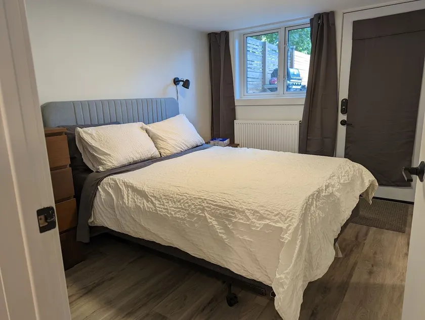 Spacious Riverdale One Bedroom Garden Suite - Image 1