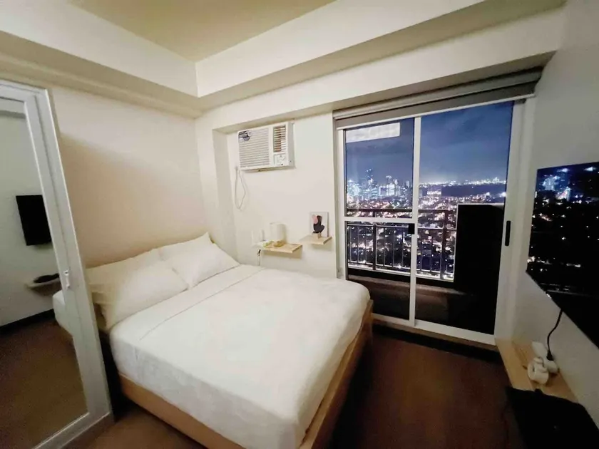 Chill w/ Netflix Best BGC Skyline View (TOP FLOOR) - Image 1