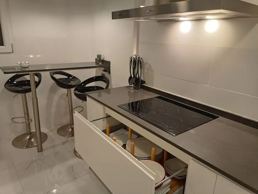 Spacious apartment with a large kitchen - Image 1