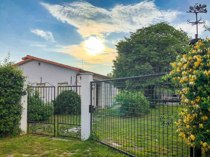 Cottage surrounded by greenery, 4 km from the sea - Image 1