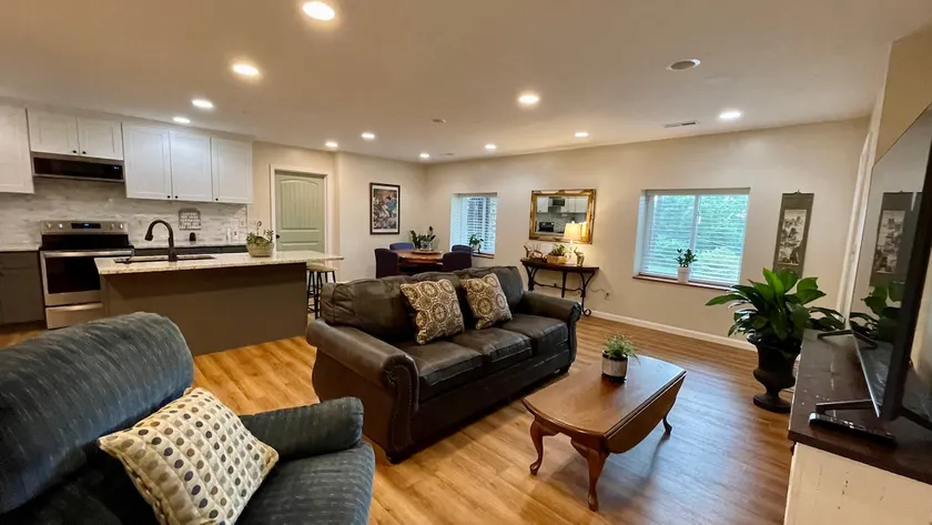 2 BR Apartment in Bearden w/ Mountain Views - Image 1