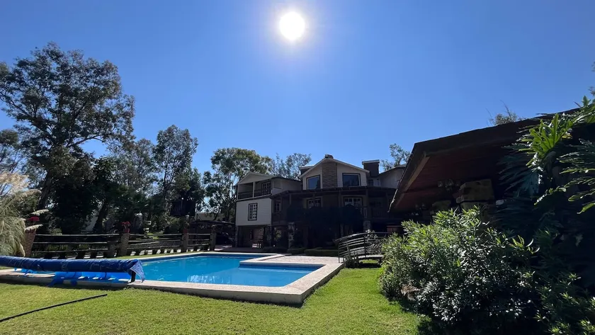 Country house with a swimming pool, terrace, and green areas - Image 1