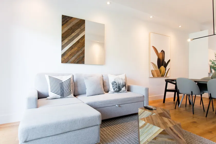 Little Italy Spacious 2 Bedroom Condo Free Parking - Image 1