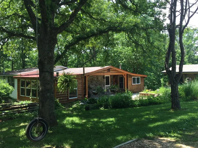 Koi cottage located in the woods with hot tub - Image 1