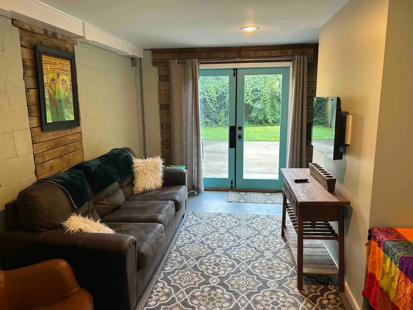 Private lower level suite - Image 1