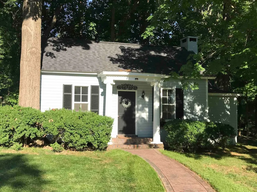 Charming Cottage w KING Bed 1m To Downtown - Image 1
