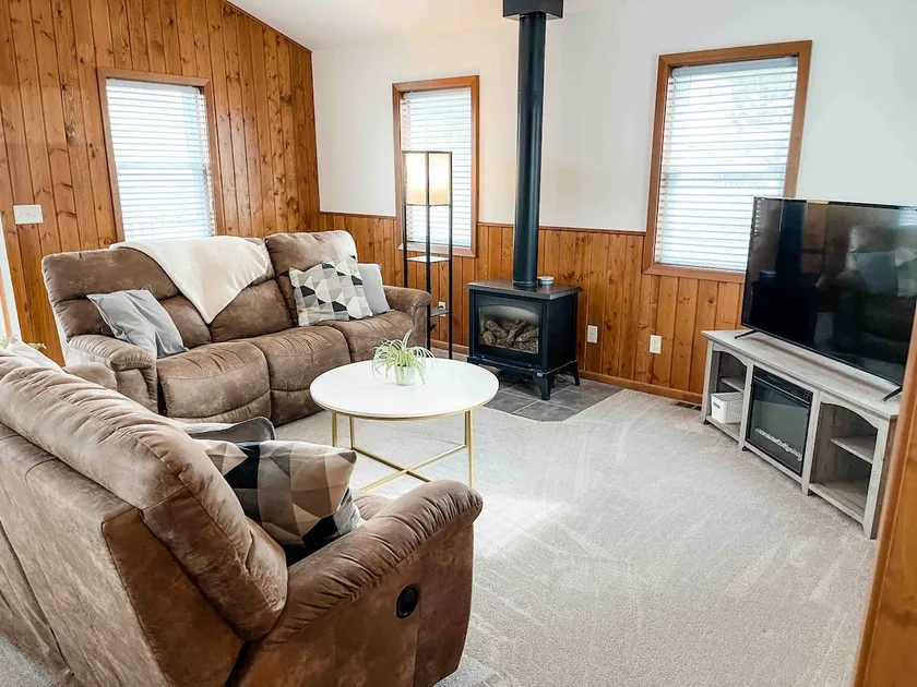 Cozy Home-Close to Lake & Centrally Located! - Image 1