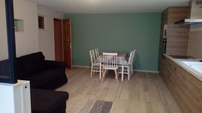 La Velle: 2 bedrooms, 3 beds, large parking area - Image 1