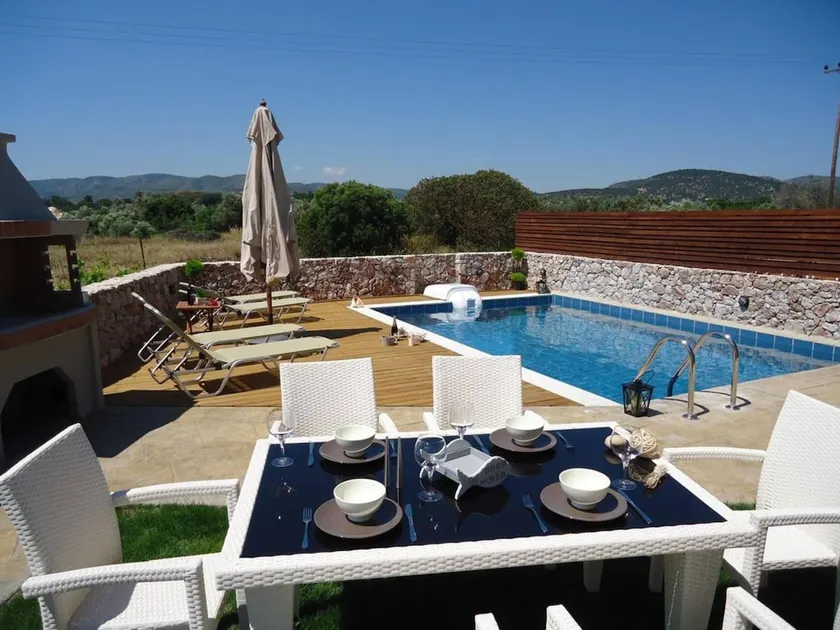 Next to Haraki beach , taverns bars & 10 to Lindos - Image 1