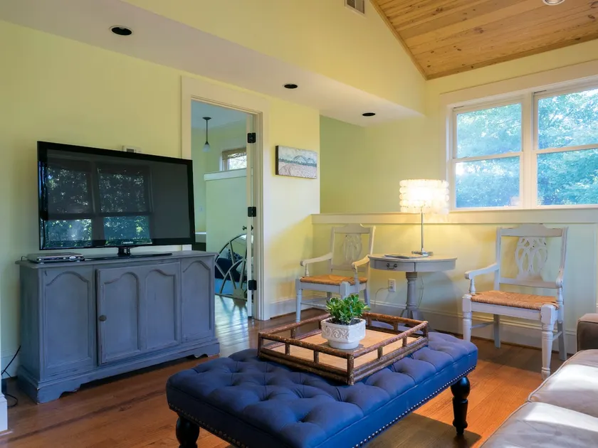 Relaxing apt by Overton Square and Overton Park. - Image 1