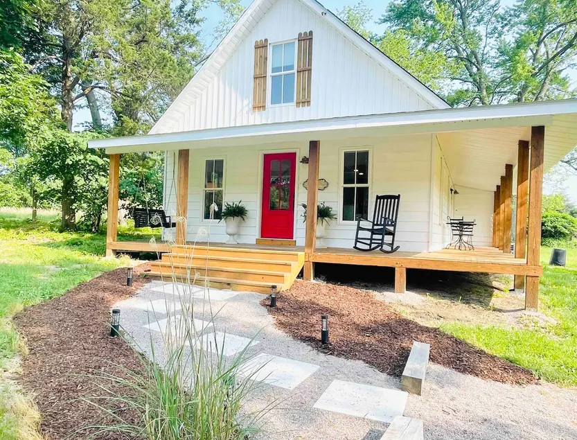 Quiet Farmhouse Near Farmington - Image 1
